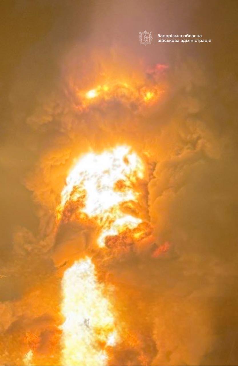 Росія вдарила по об'єкту інфраструктури у Запоріжжі: два райони міста без світла. Фото