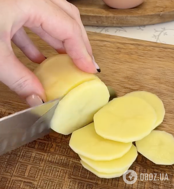 Как вкусно запечь картофель: рецепт очень сытного блюда за 20 минут