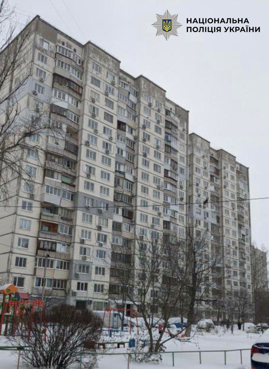 В Киеве мать бросила 14-летнего сына со сломанной ногой на две недели без помощи: у ребенка развились анорексия и расстройства органов. Фото