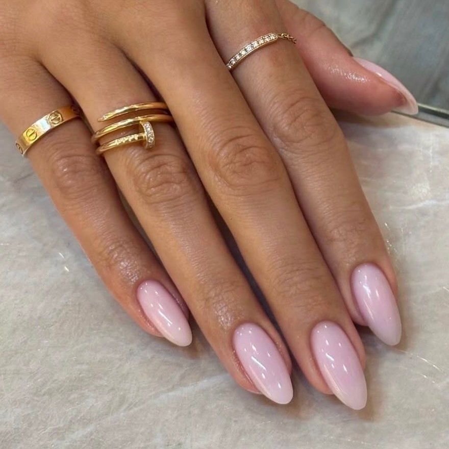 Какой маникюр омолаживает руки: топ весенних оттенков