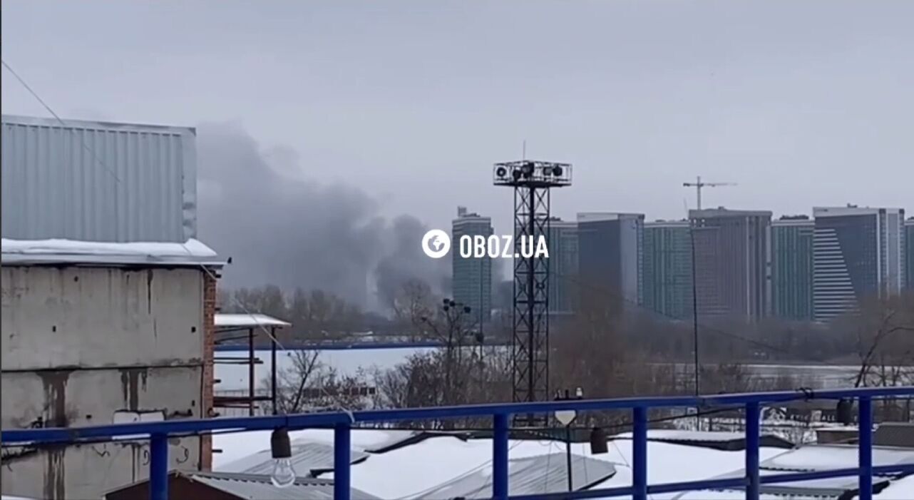 Чорний дим було видно в кількох районах: у Києві сталась пожежа неподалік від Дарницького мосту. Фото та відео