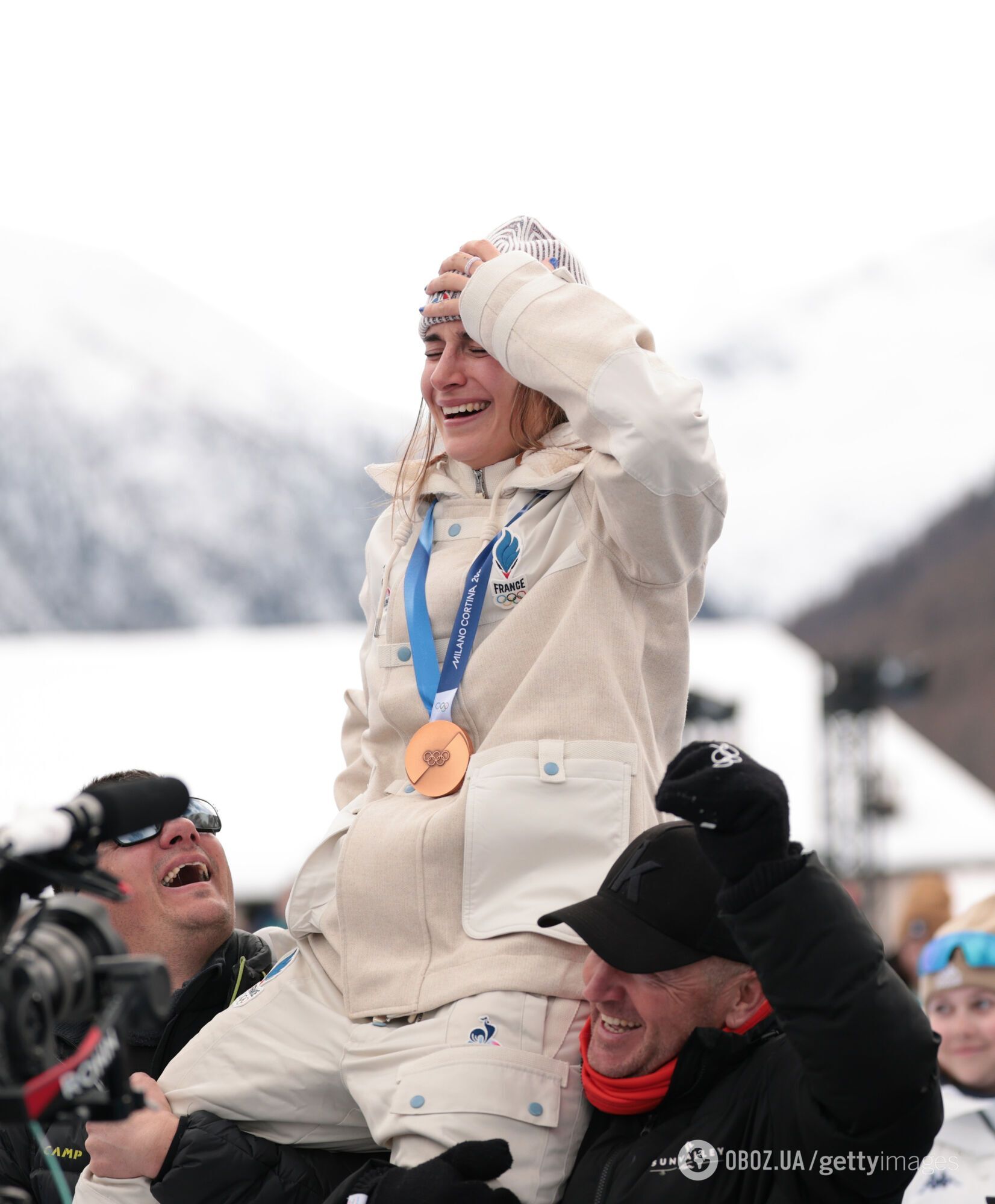 На ОИ-2026 спортсменка уже уходила домой, но в последний момент увидела, что у нее медаль. Ее эмоции попали на видео