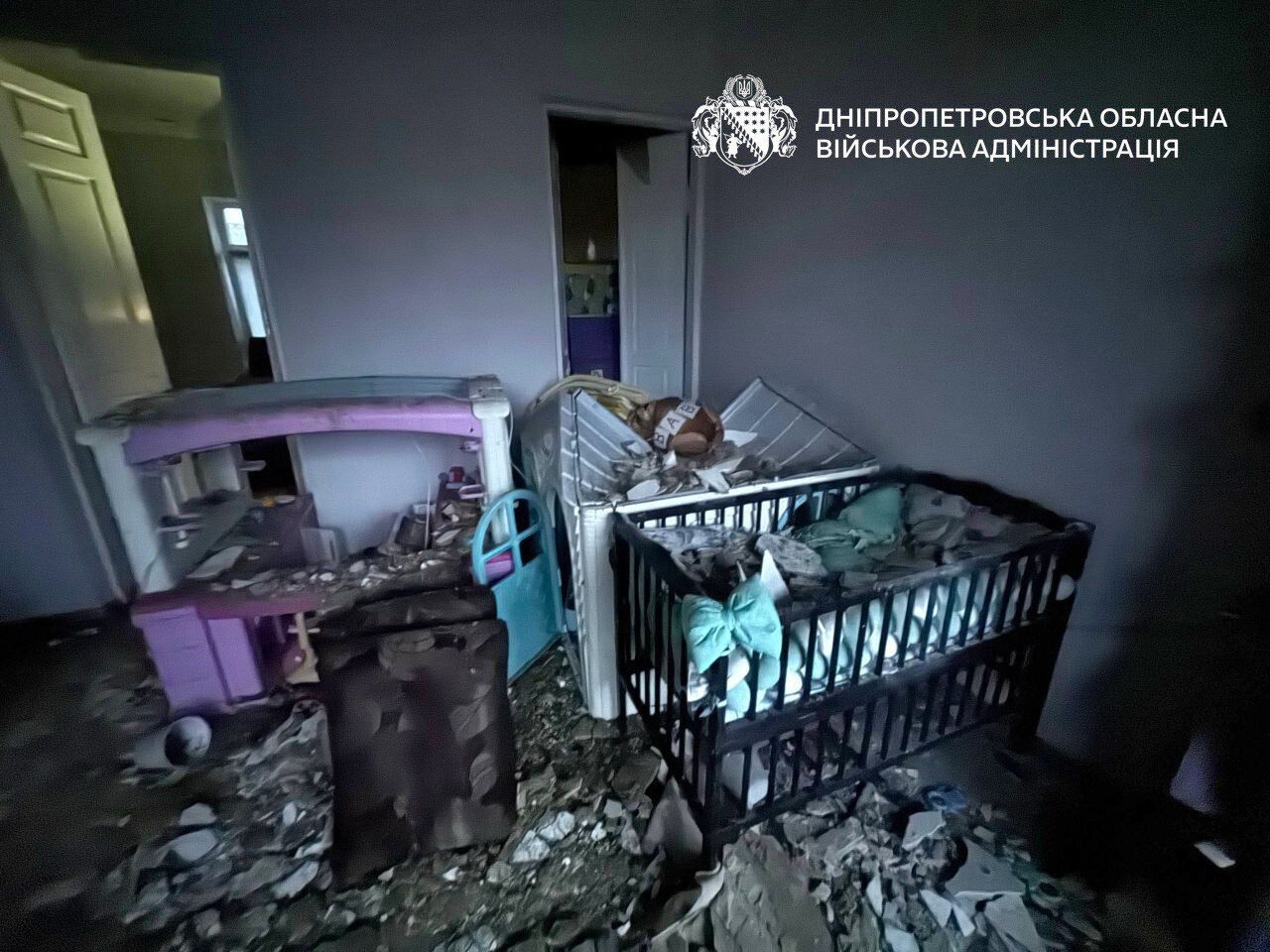 Враг массированно атаковал Днепр: вспыхнул пожар, среди пострадавших – младенец. Фото