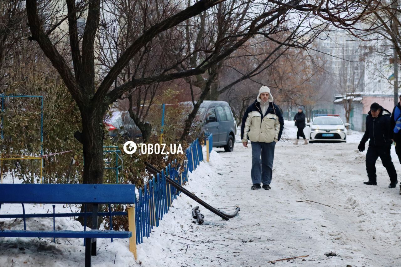 Повреждена многоэтажка: последствия очередной атаки РФ в Дарницком районе Киева. Фото и видео