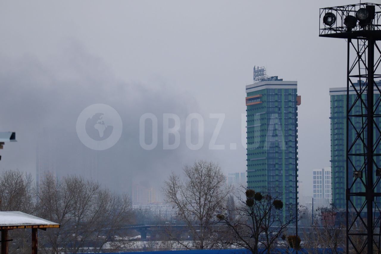 Чорний дим було видно в кількох районах: у Києві сталась пожежа неподалік від Дарницького мосту. Фото та відео