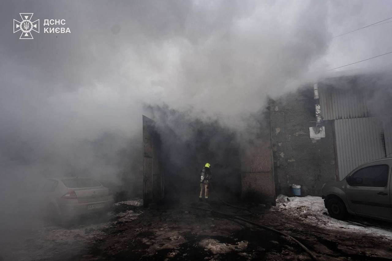Чорний дим було видно в кількох районах: у Києві сталась пожежа неподалік від Дарницького мосту. Фото та відео
