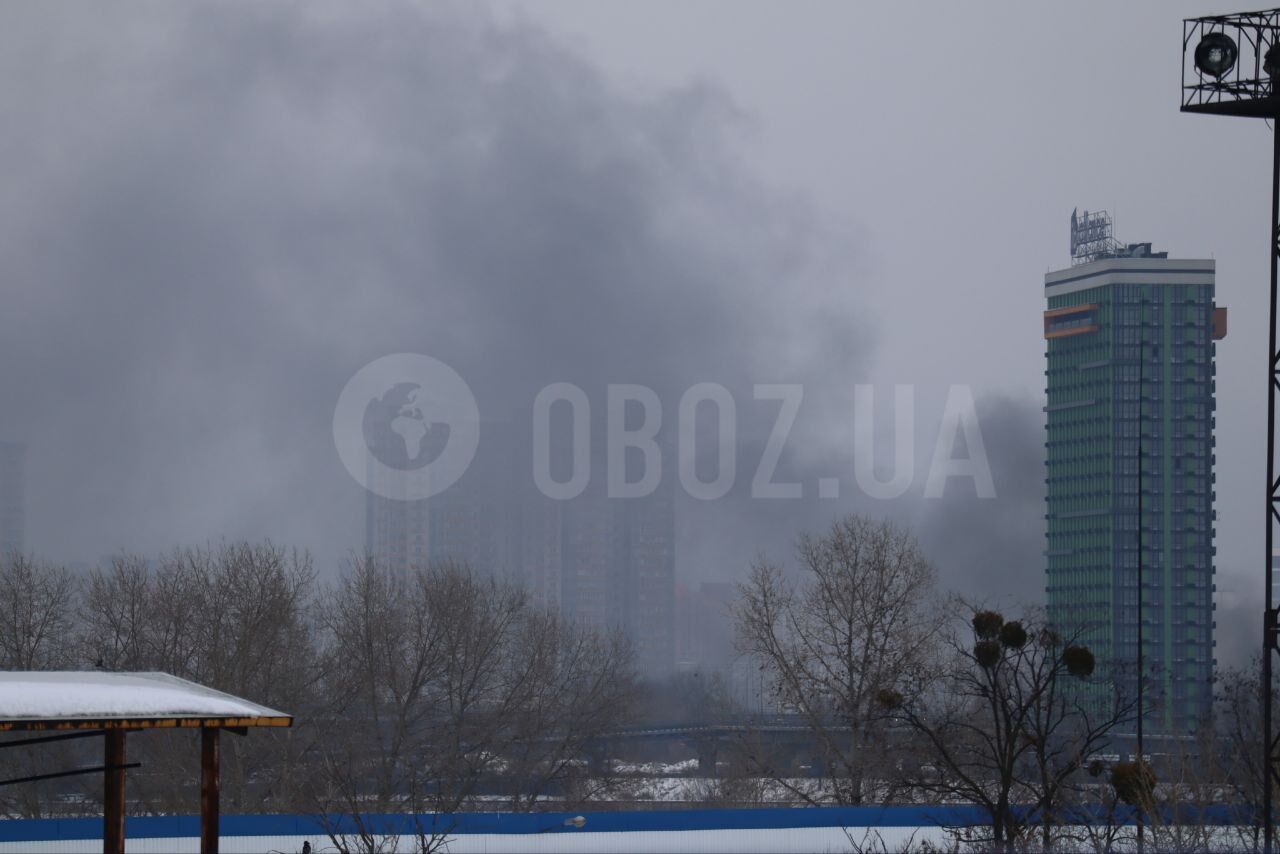 Чорний дим було видно в кількох районах: у Києві сталась пожежа неподалік від Дарницького мосту. Фото та відео