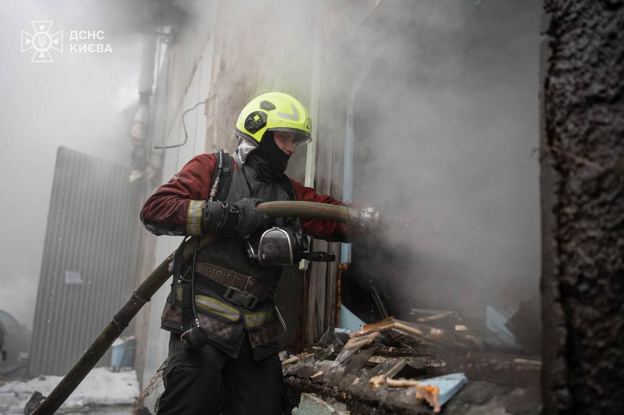 Чорний дим було видно в кількох районах: у Києві сталась пожежа неподалік від Дарницького мосту. Фото та відео