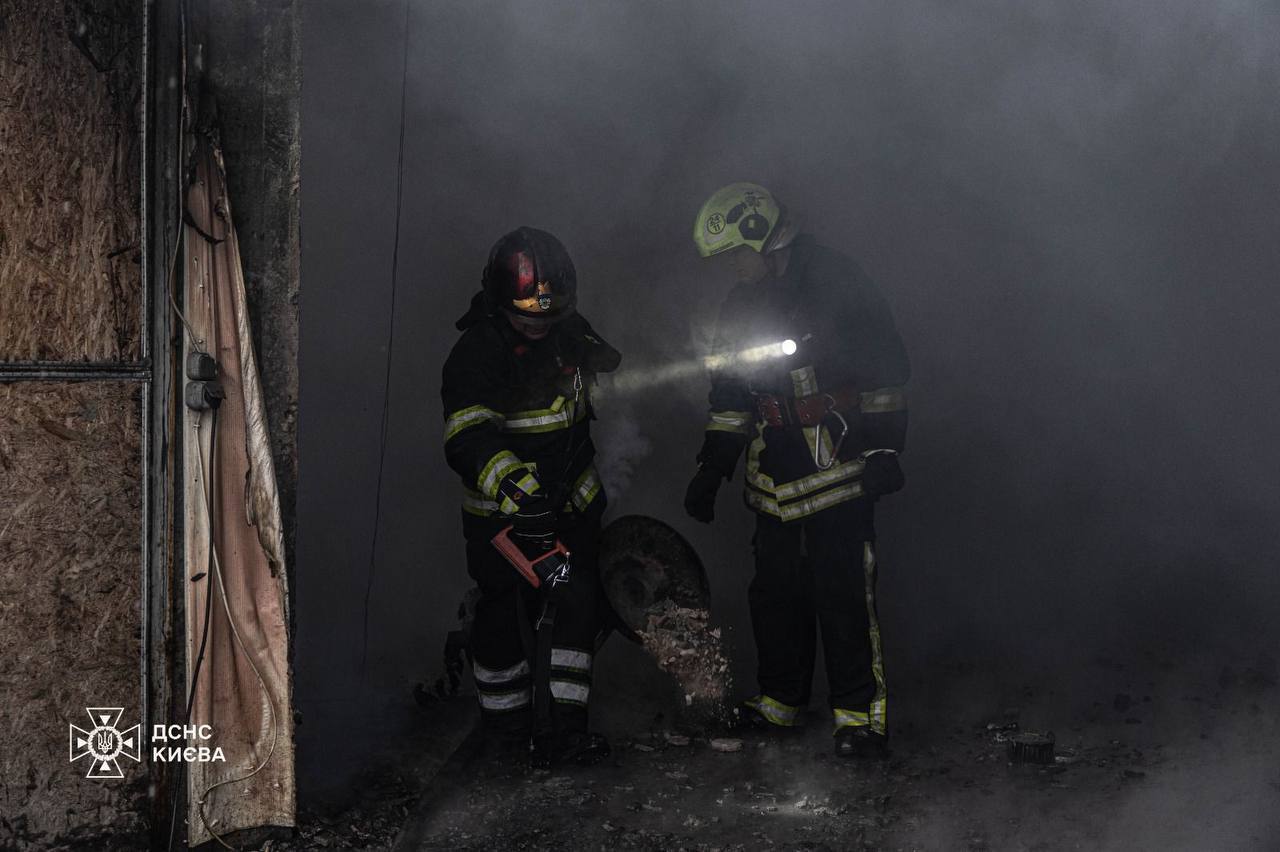 Чорний дим було видно в кількох районах: у Києві сталась пожежа неподалік від Дарницького мосту. Фото та відео