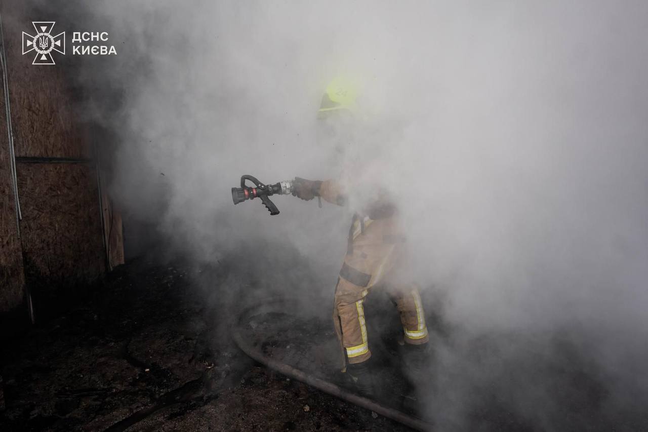 Чорний дим було видно в кількох районах: у Києві сталась пожежа неподалік від Дарницького мосту. Фото та відео