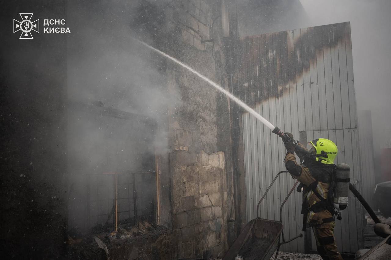 Чорний дим було видно в кількох районах: у Києві сталась пожежа неподалік від Дарницького мосту. Фото та відео