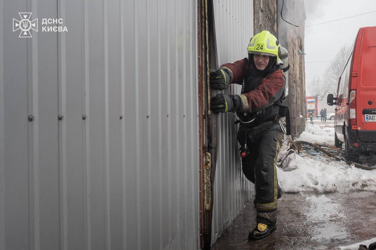 Чорний дим було видно в кількох районах: у Києві сталась пожежа неподалік від Дарницького мосту. Фото та відео