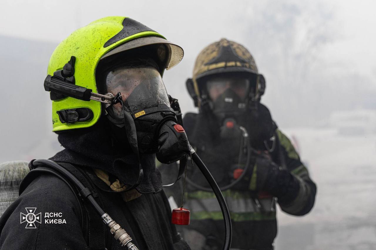 Чорний дим було видно в кількох районах: у Києві сталась пожежа неподалік від Дарницького мосту. Фото та відео
