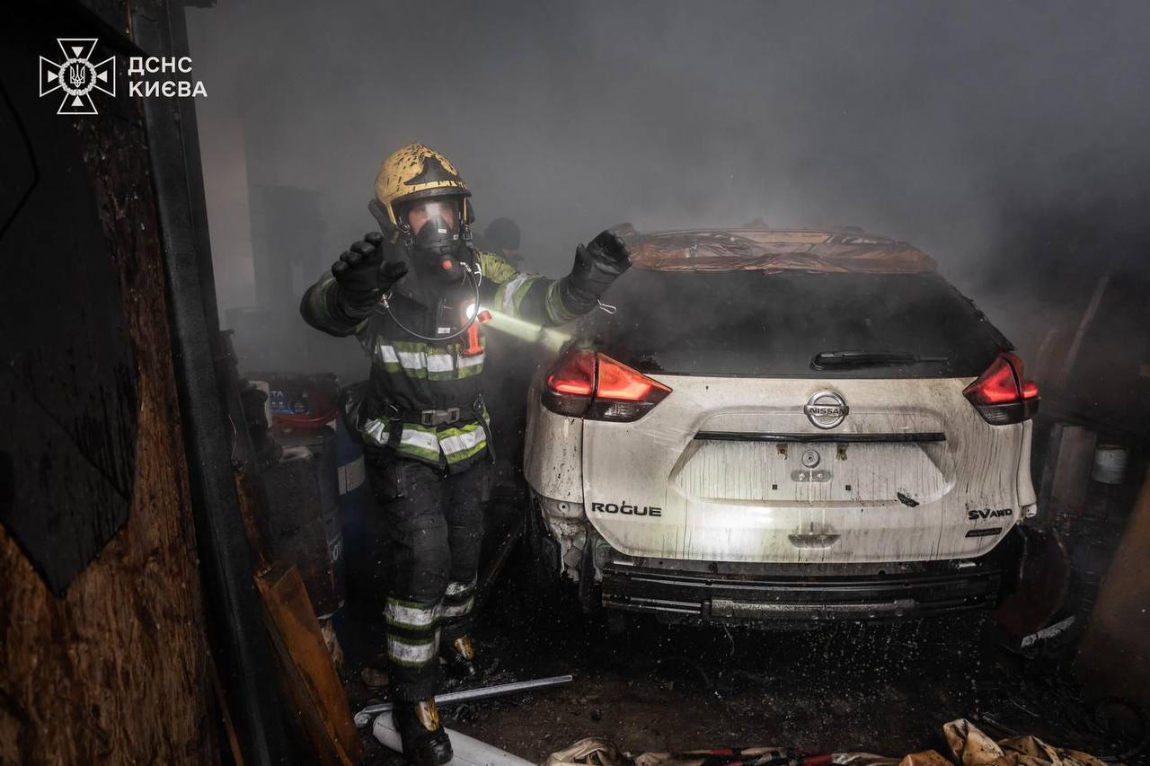 Чорний дим було видно в кількох районах: у Києві сталась пожежа неподалік від Дарницького мосту. Фото та відео