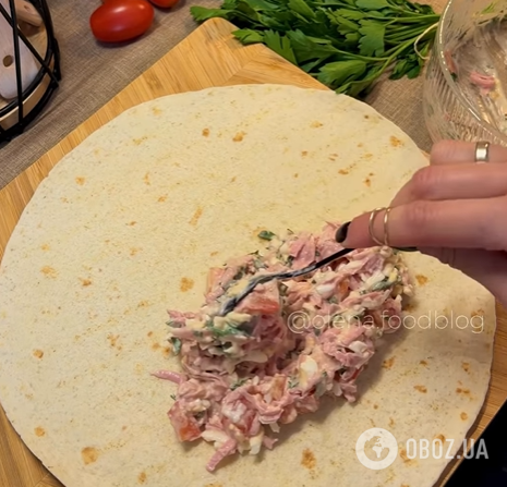 Ситний рол із лаваша: додайте всередину шинку та багато сиру