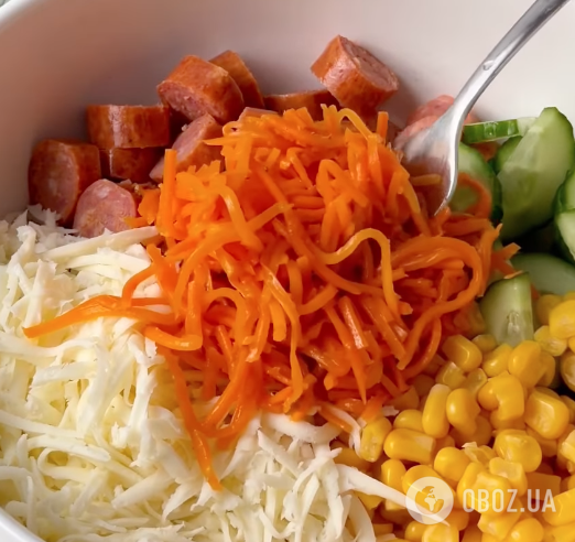 Ситний салат із моркви по-корейськи та копчених ковбасок: найпростіший рецепт страви