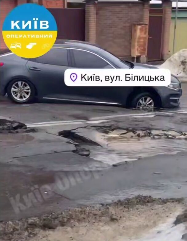 У Києві прорвало трубу на вулиці Білицькій: в яму провалилась машина, рух перекрито. Подробиці та відео