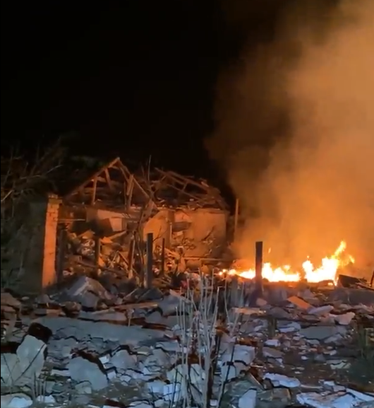 Оккупанты ударили по дому в Краматорске, где жила семья: трое братьев погибли, их мама и бабушка получили ранения. Фото и видео