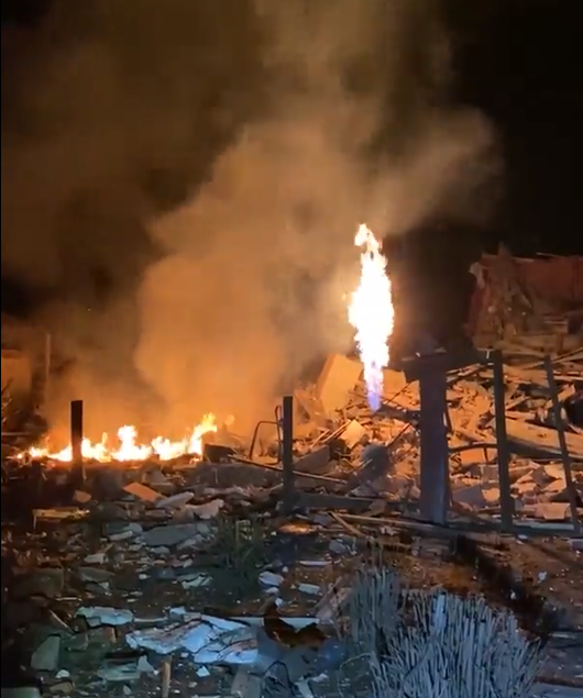 Оккупанты ударили по дому в Краматорске, где жила семья: трое братьев погибли, их мама и бабушка получили ранения. Фото и видео