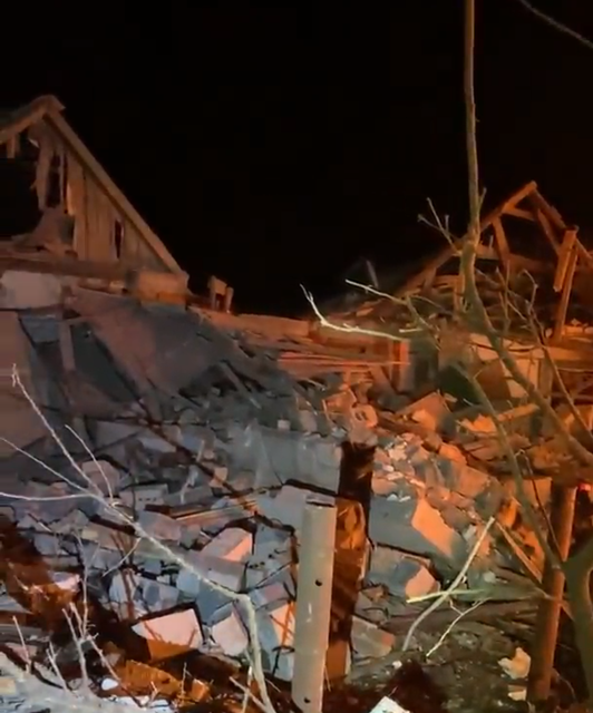 Оккупанты ударили по дому в Краматорске, где жила семья: трое братьев погибли, их мама и бабушка получили ранения. Фото и видео