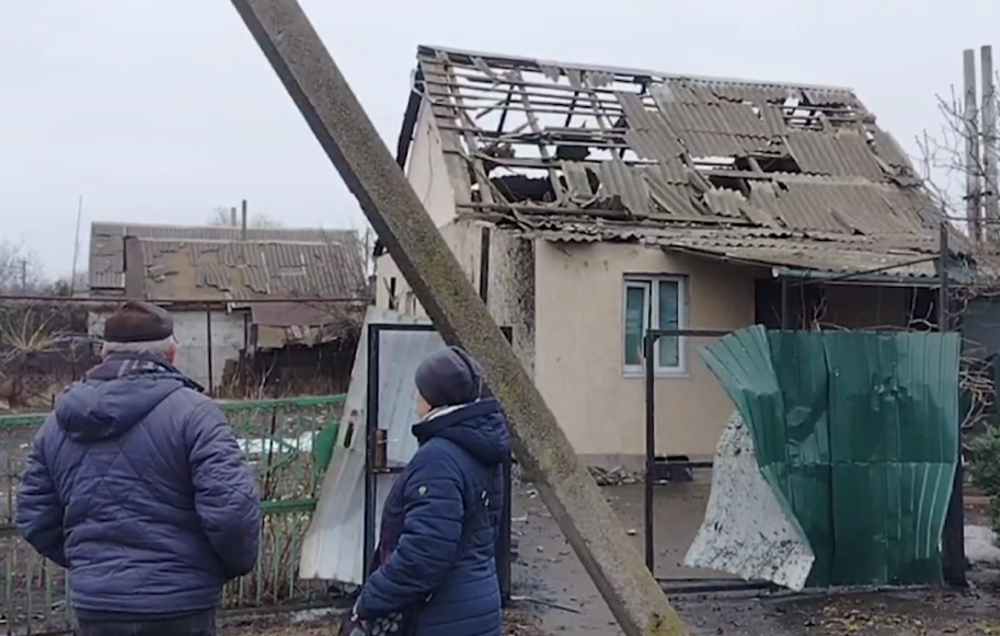 "Аби був на ліжку – уже все йому б було...": мешканка Вільнянська розповіла, як внук дивом врятувався від атаки РФ. Відео