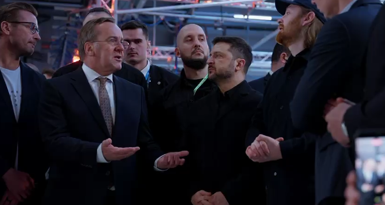 "Перевірена в бою технологія":  Зеленський відвідав перше німецько-українське підприємство, яке  виробляє дрони для ЗСУ. Відео