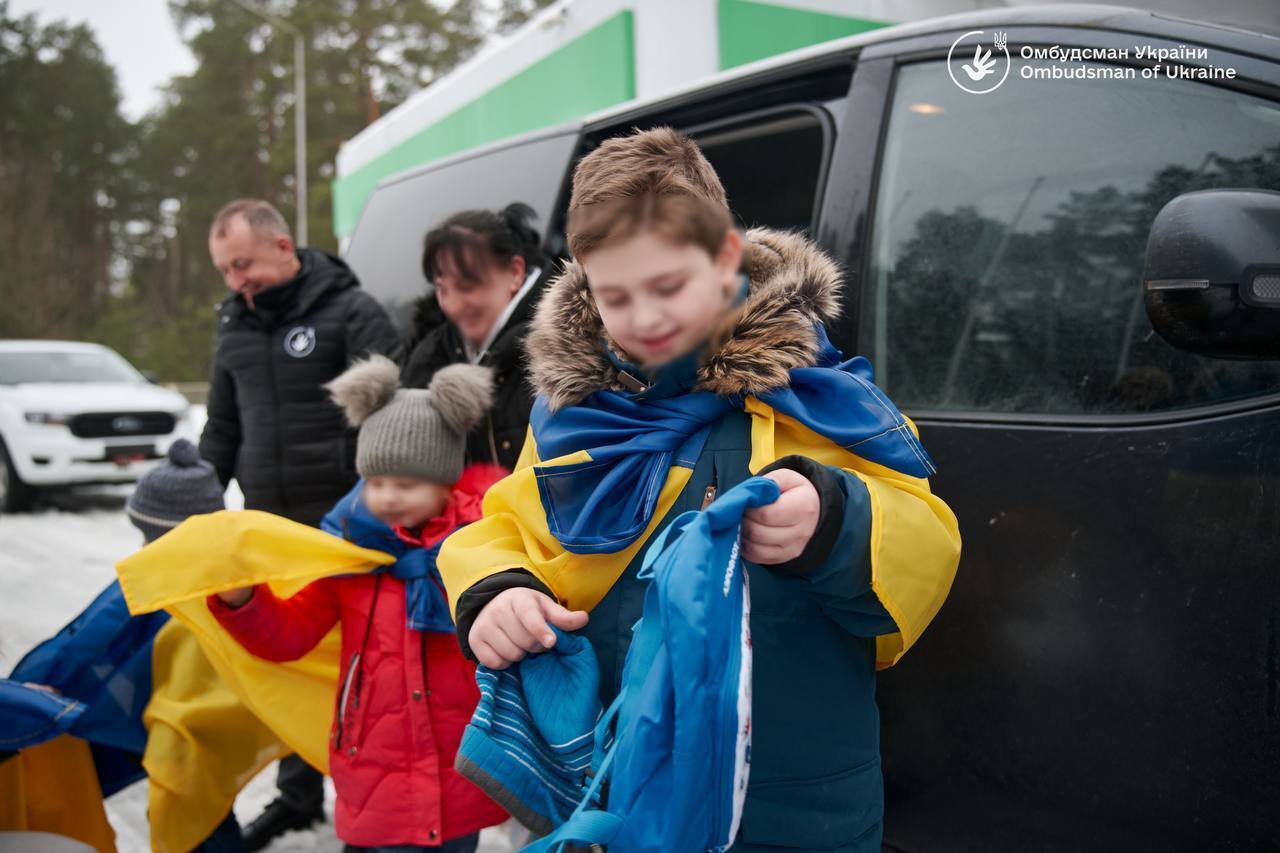 "Объятия после долгих лет разлуки": в Украину вернули пятерых детей, которых похитила Россия. Фото
