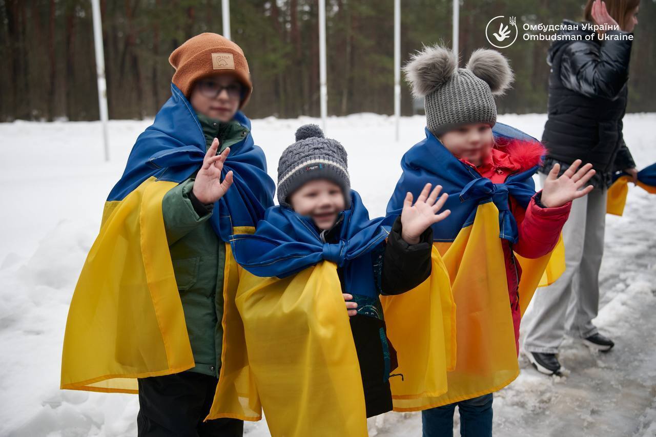 "Объятия после долгих лет разлуки": в Украину вернули пятерых детей, которых похитила Россия. Фото