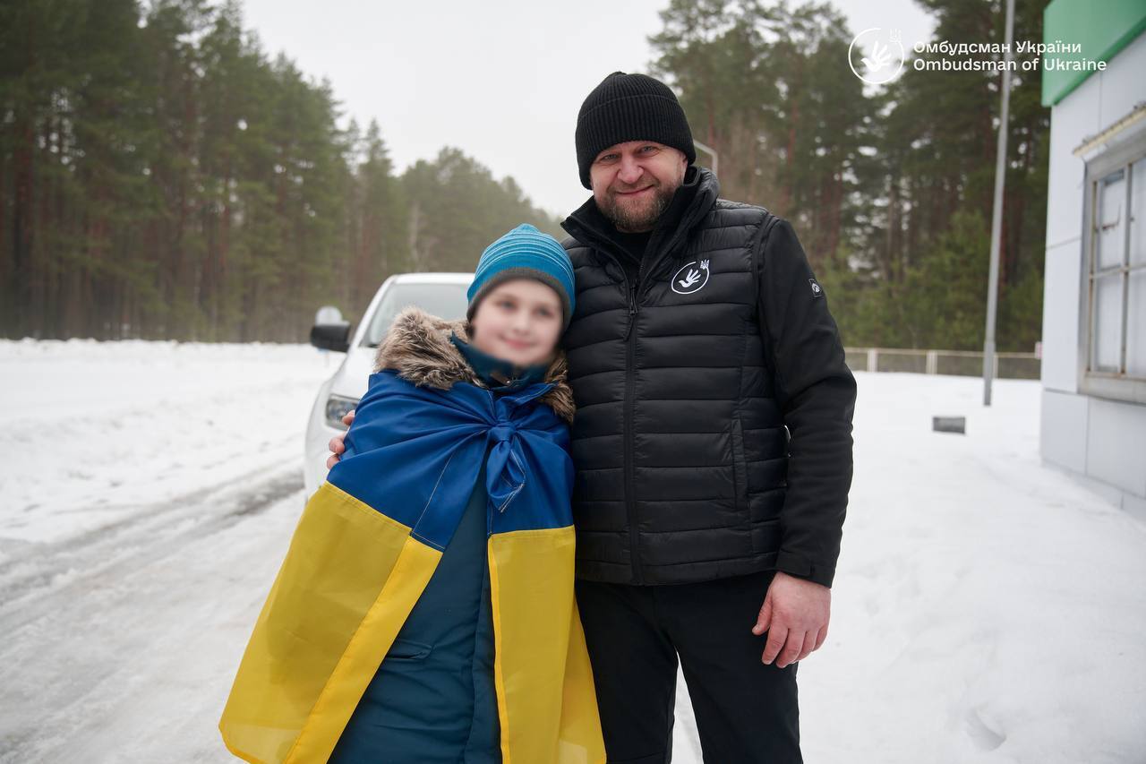 "Объятия после долгих лет разлуки": в Украину вернули пятерых детей, которых похитила Россия. Фото