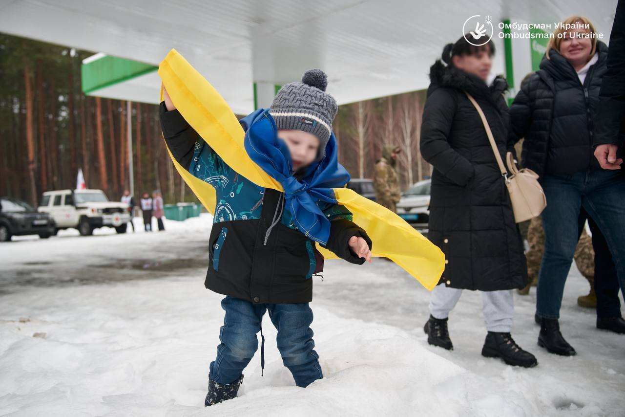 "Объятия после долгих лет разлуки": в Украину вернули пятерых детей, которых похитила Россия. Фото