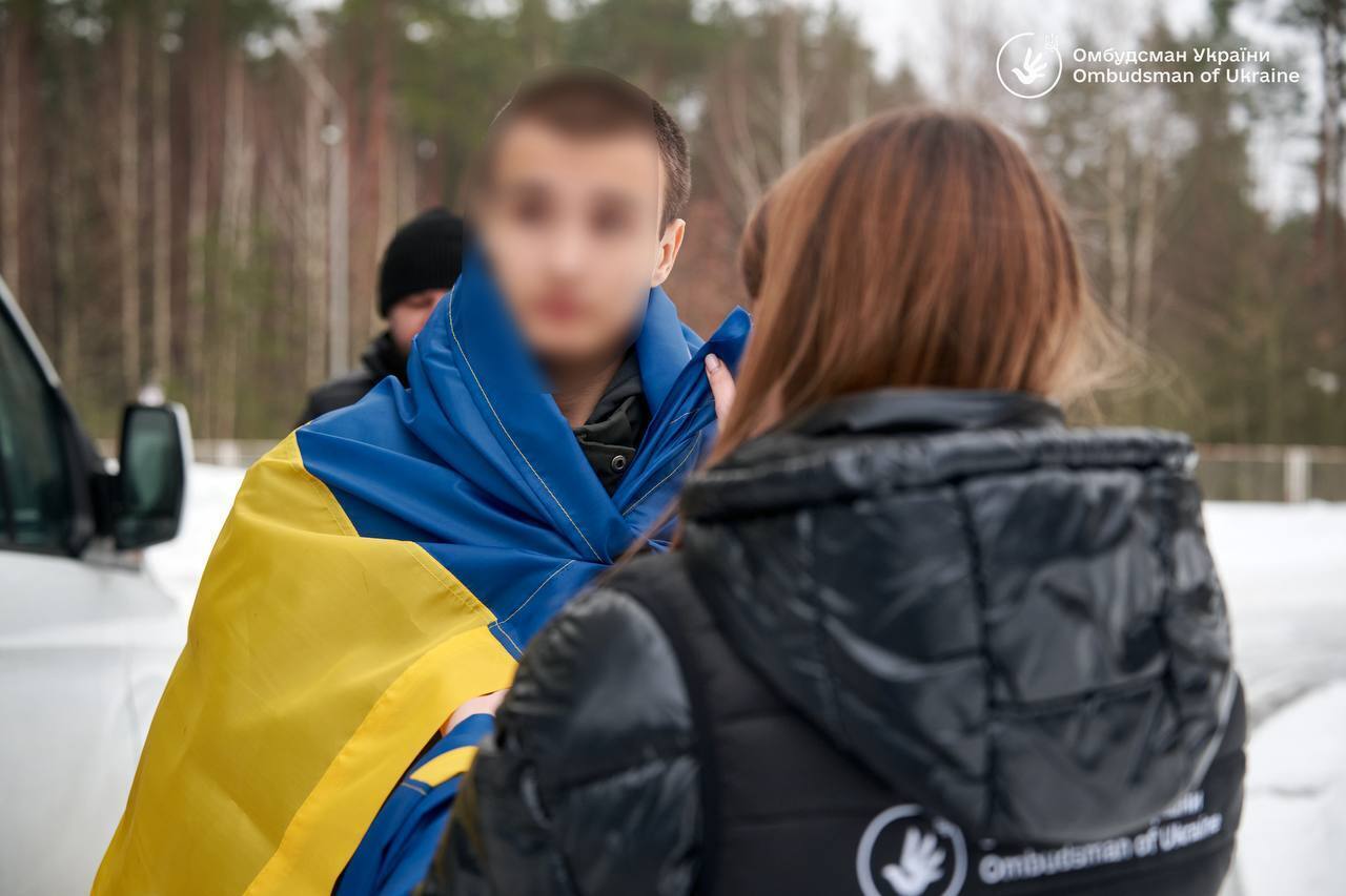 "Объятия после долгих лет разлуки": в Украину вернули пятерых детей, которых похитила Россия. Фото