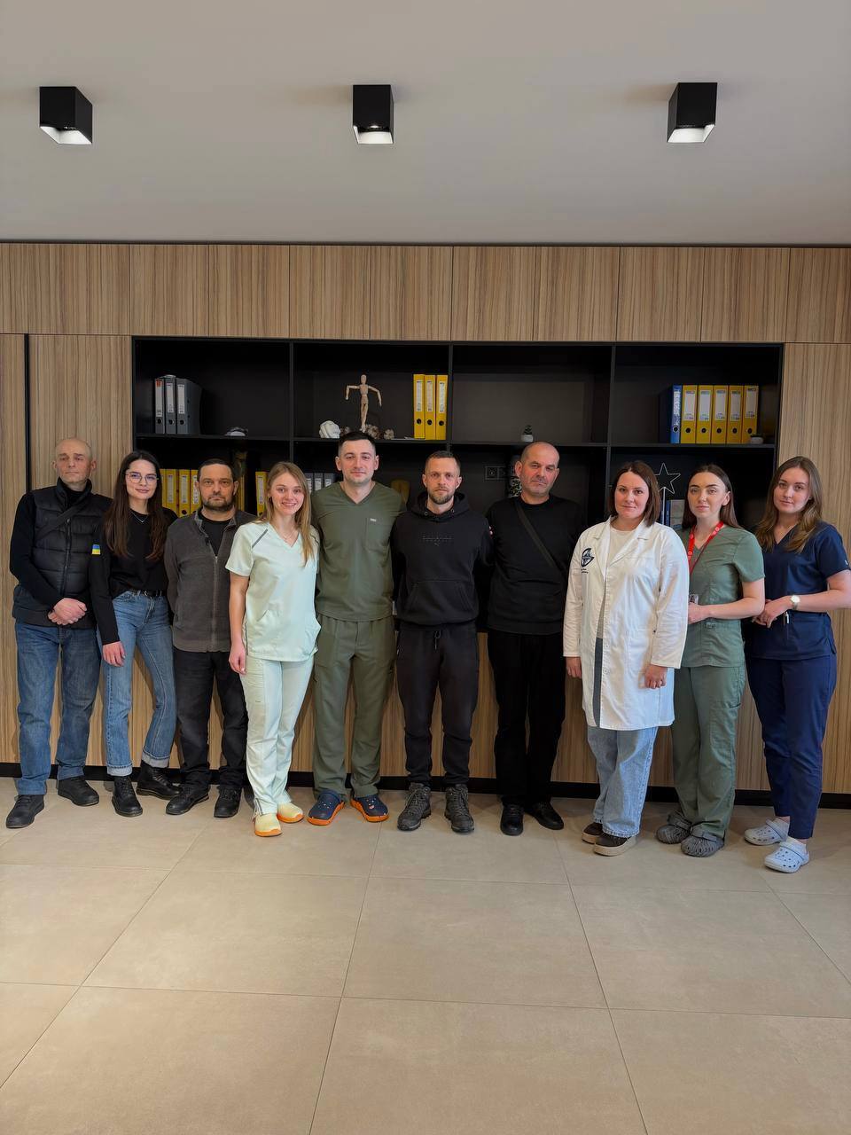 "Частина мого батька продовжує жити": у Львові син посмертного донора зустрівся з чоловіками, яким пересадили органи його тата. Фото