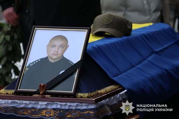 Йому назавжди буде 36: на Дніпропетровщині попрощалися з поліцейським, який загинув на фронті. Фото і відео