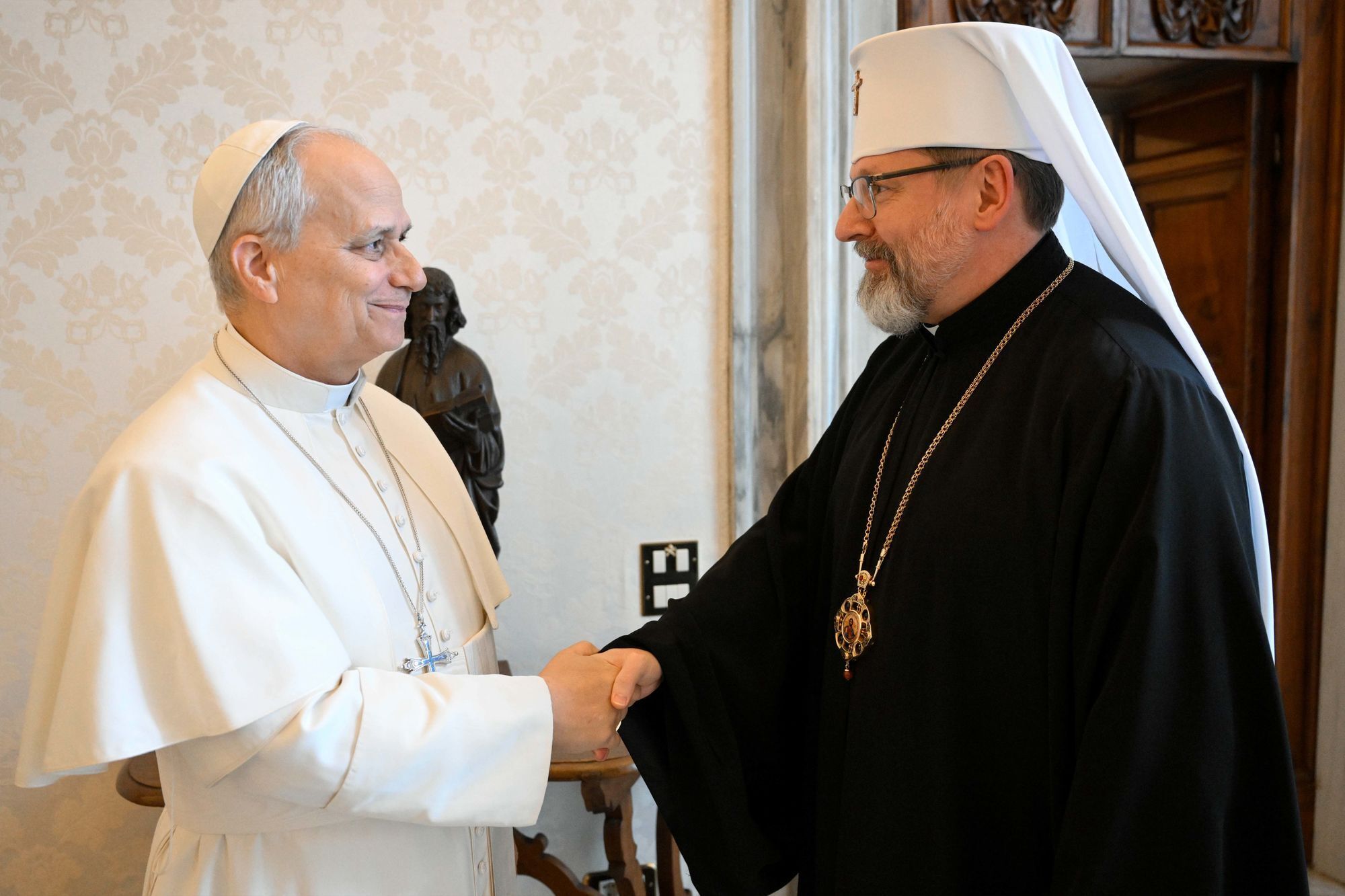 "Рана провокує біль": глава УГКЦ зустрівся із Папою Левом XIV і подарував голуба миру. Фото