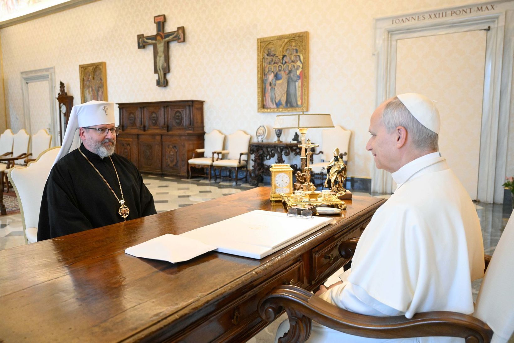 "Рана провокує біль": глава УГКЦ зустрівся із Папою Левом XIV і подарував голуба миру. Фото