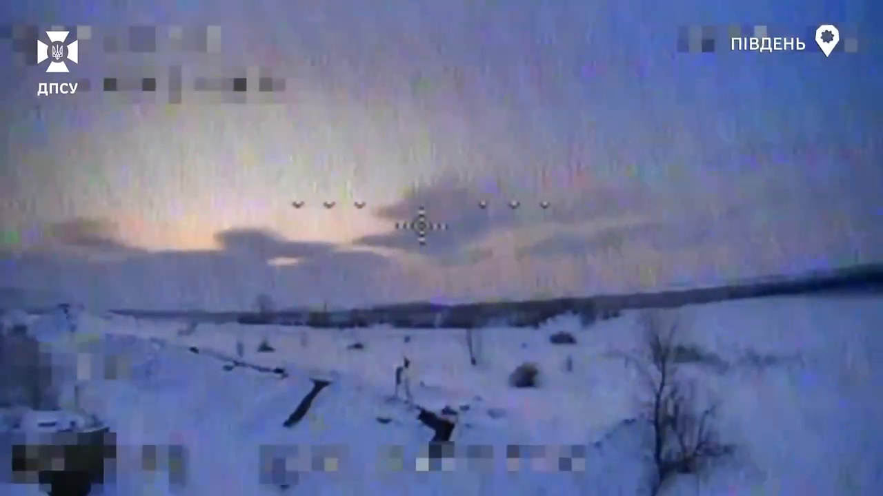 Уражено спостережний пункт і живу силу ворога: прикордонники показали, як працюють по окупантах на півдні. Відео