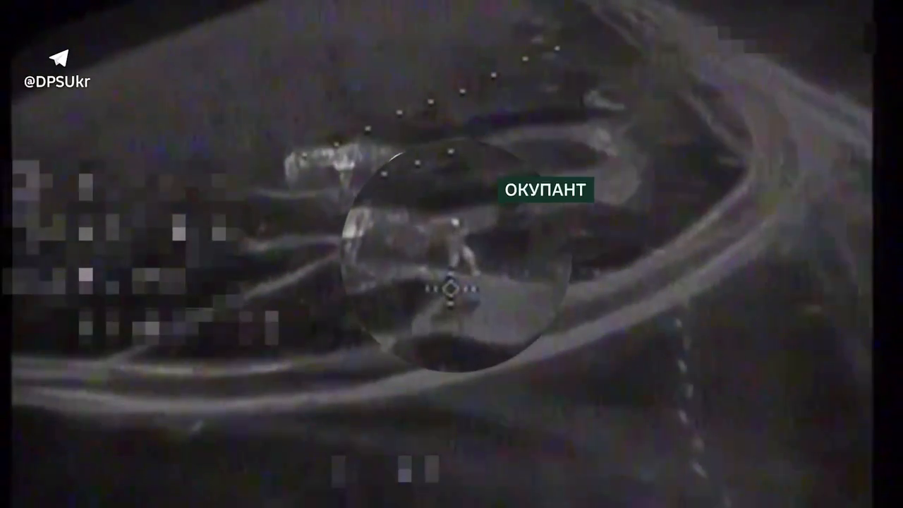 Уражено спостережний пункт і живу силу ворога: прикордонники показали, як працюють по окупантах на півдні. Відео