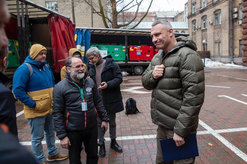 Киев получил от Словакии генераторы и зарядные станции: Кличко показал оборудование. Фото