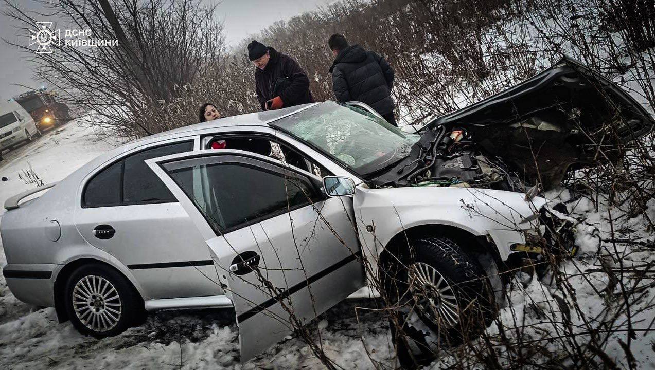 На Киевщине столкнулись две легковушки: пострадавших из искореженных авто доставали спасатели. Фото