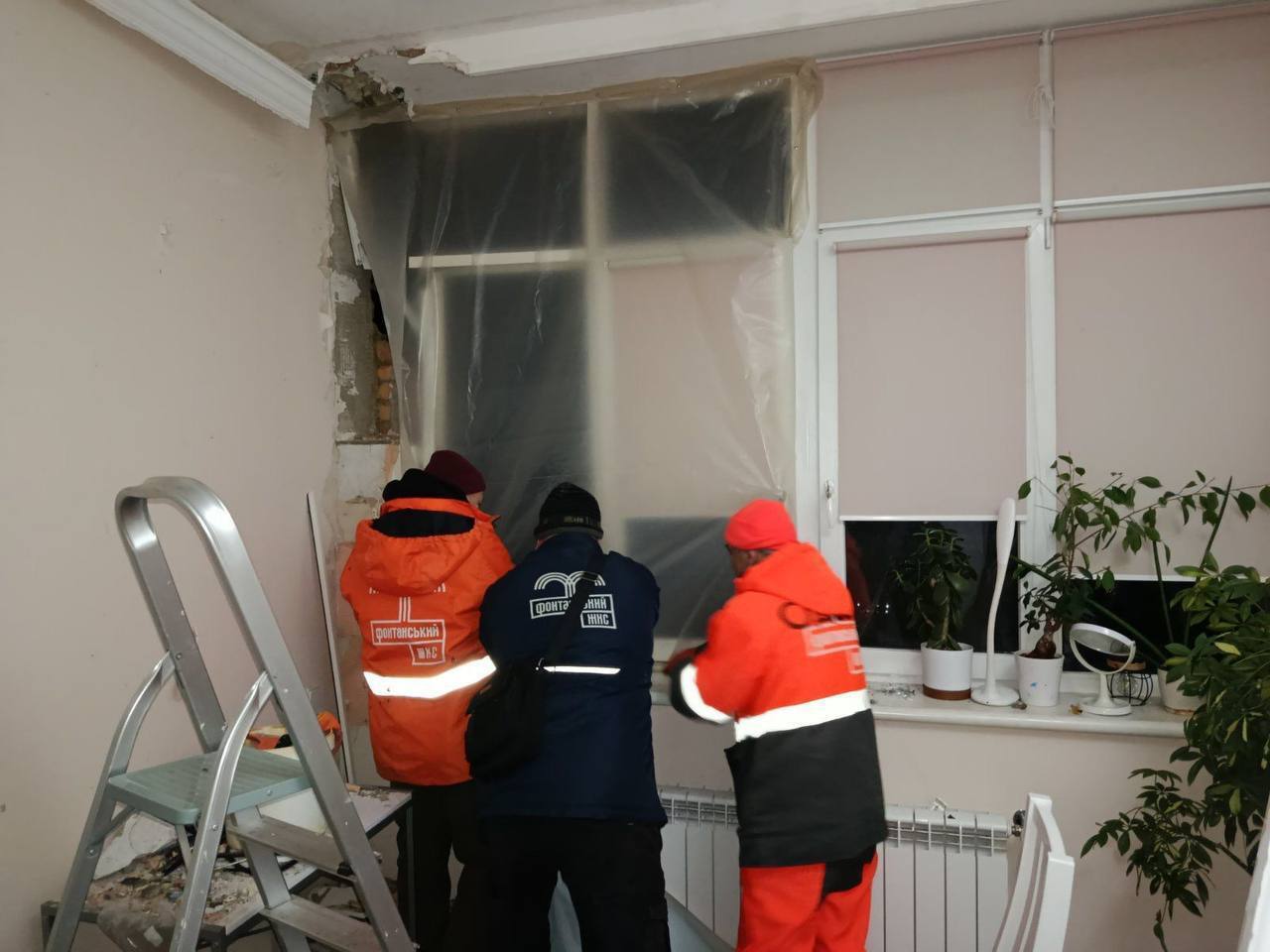 Під ударом були порт, автосалон і будинки: на Одещині внаслідок атаки РФ одна людина загинула, ще шестеро поранені. Фото і відео