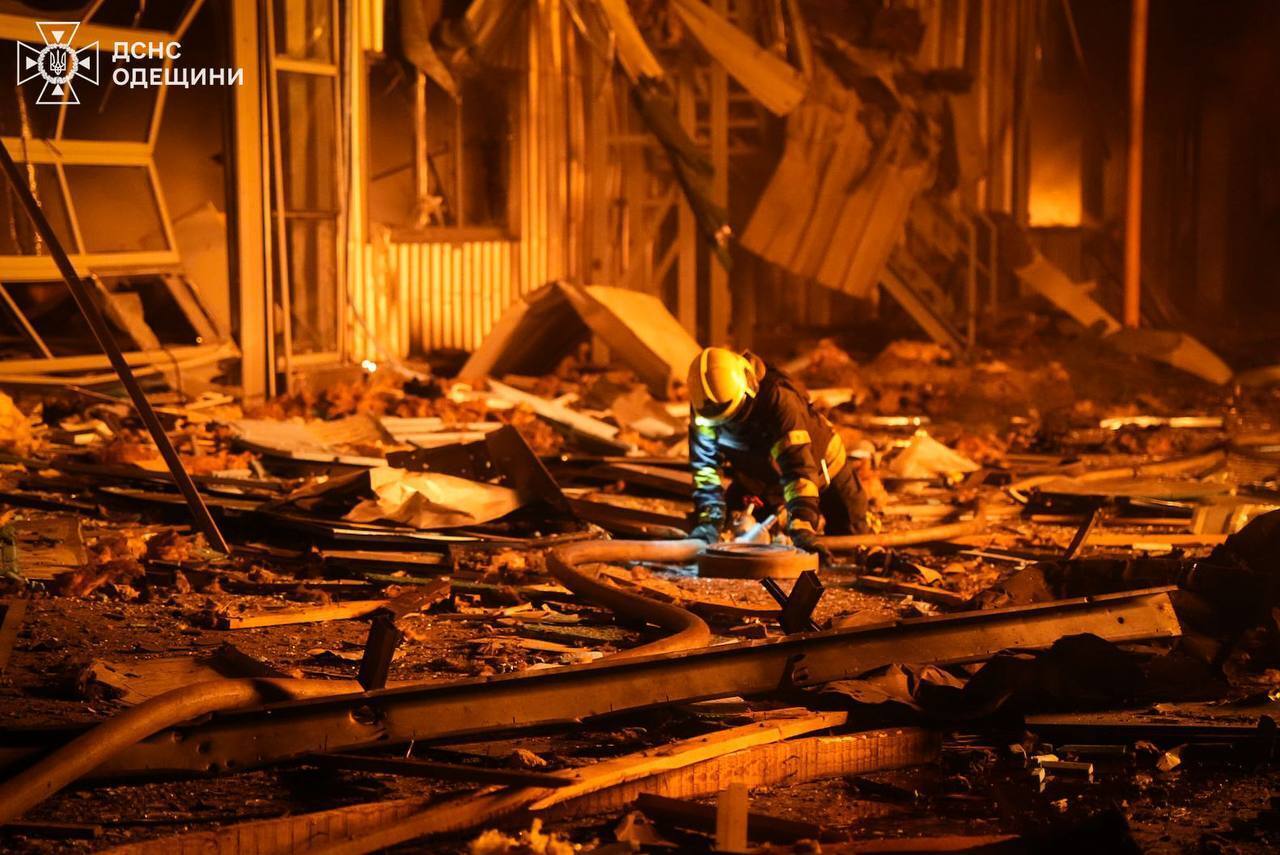 Під ударом були порт, автосалон і будинки: на Одещині внаслідок атаки РФ одна людина загинула, ще шестеро поранені. Фото і відео