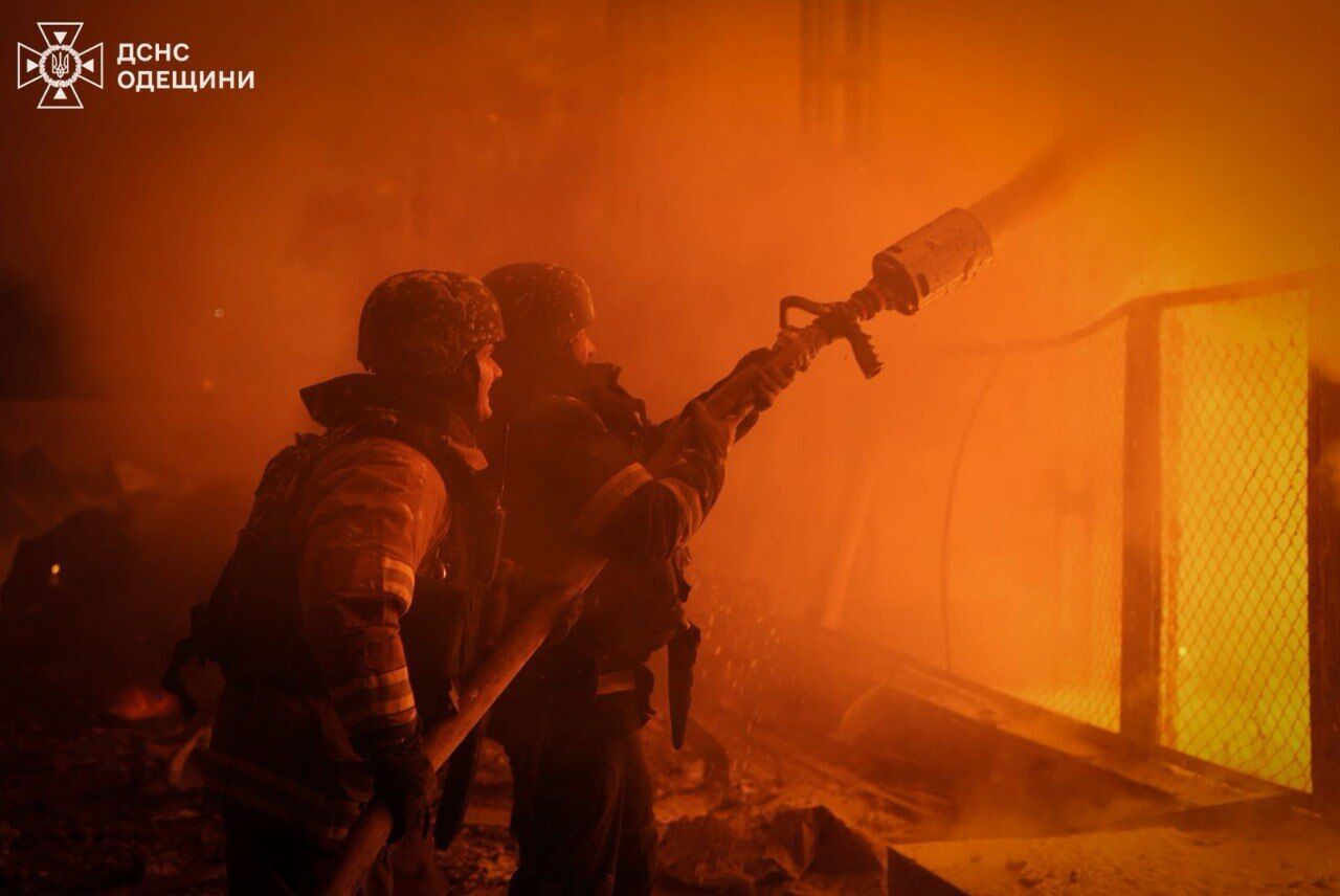 Під ударом були порт, автосалон і будинки: на Одещині внаслідок атаки РФ одна людина загинула, ще шестеро поранені. Фото і відео