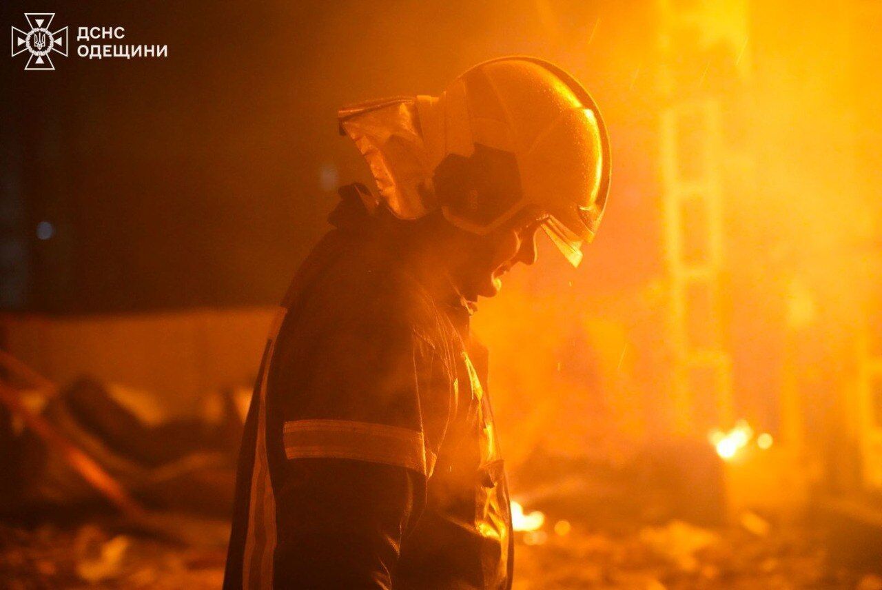 Під ударом були порт, автосалон і будинки: на Одещині внаслідок атаки РФ одна людина загинула, ще шестеро поранені. Фото і відео