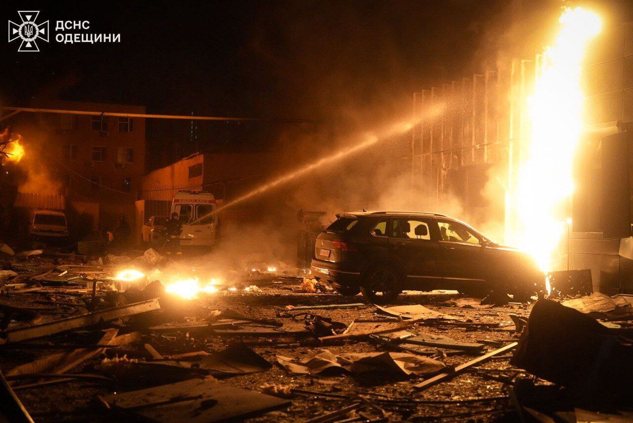 Під ударом були порт, автосалон і будинки: на Одещині внаслідок атаки РФ одна людина загинула, ще шестеро поранені. Фото і відео