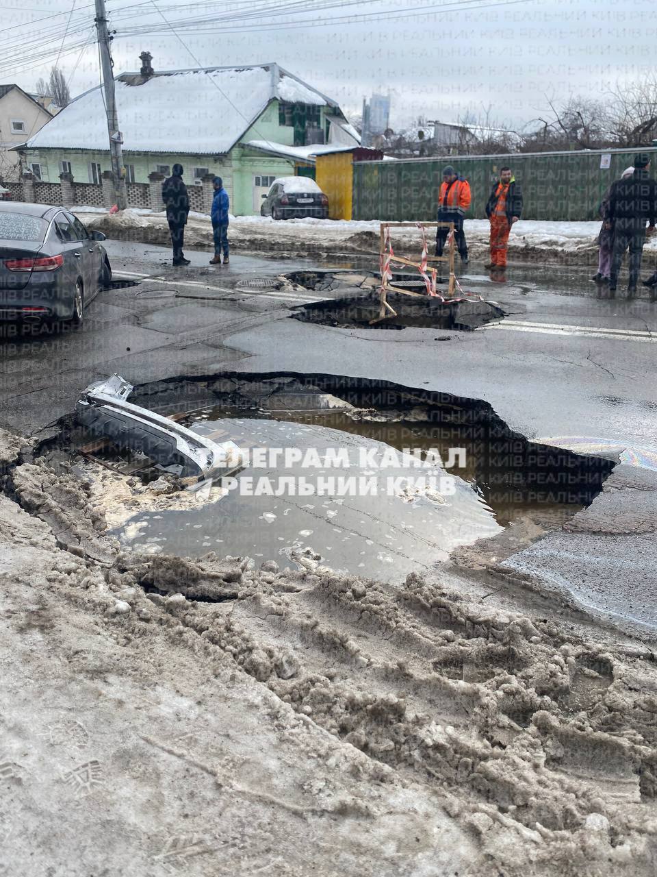 У Києві прорвало трубу на вулиці Білицькій: в яму провалилась машина, рух перекрито. Подробиці та відео