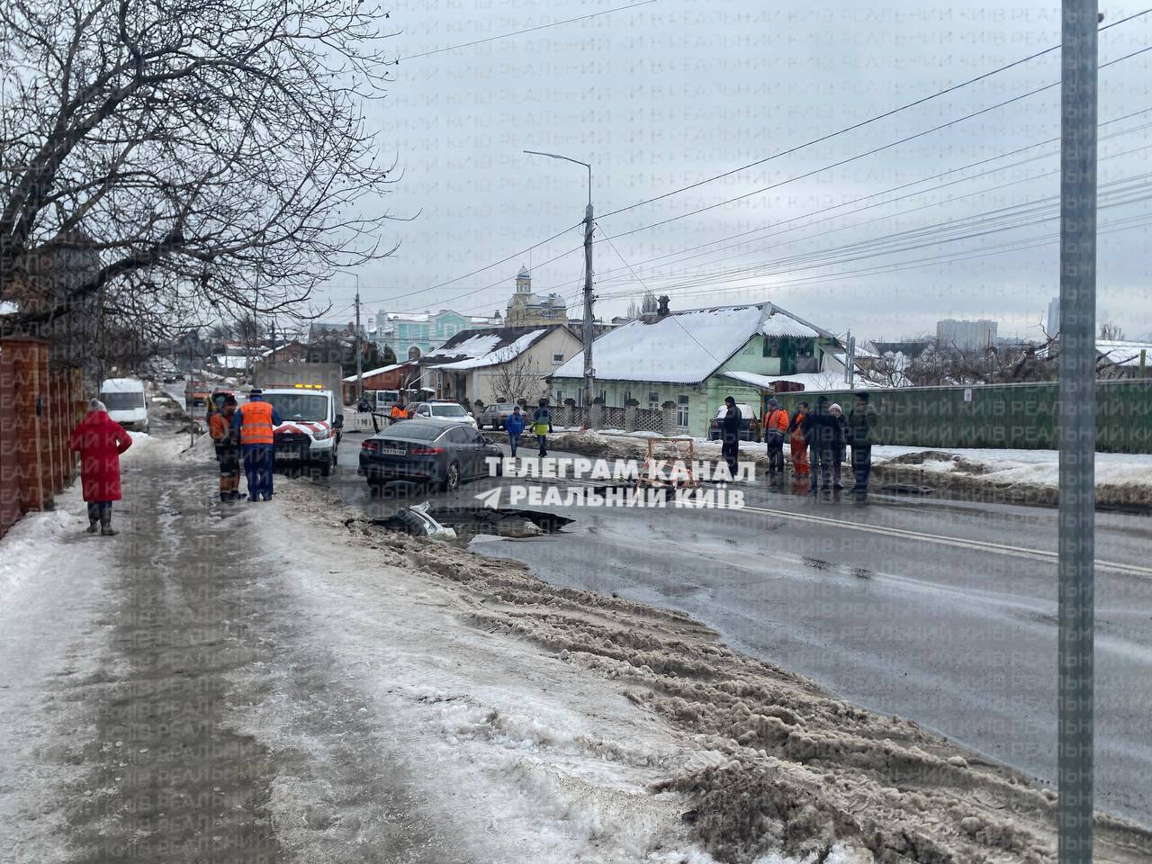 У Києві прорвало трубу на вулиці Білицькій: в яму провалилась машина, рух перекрито. Подробиці та відео