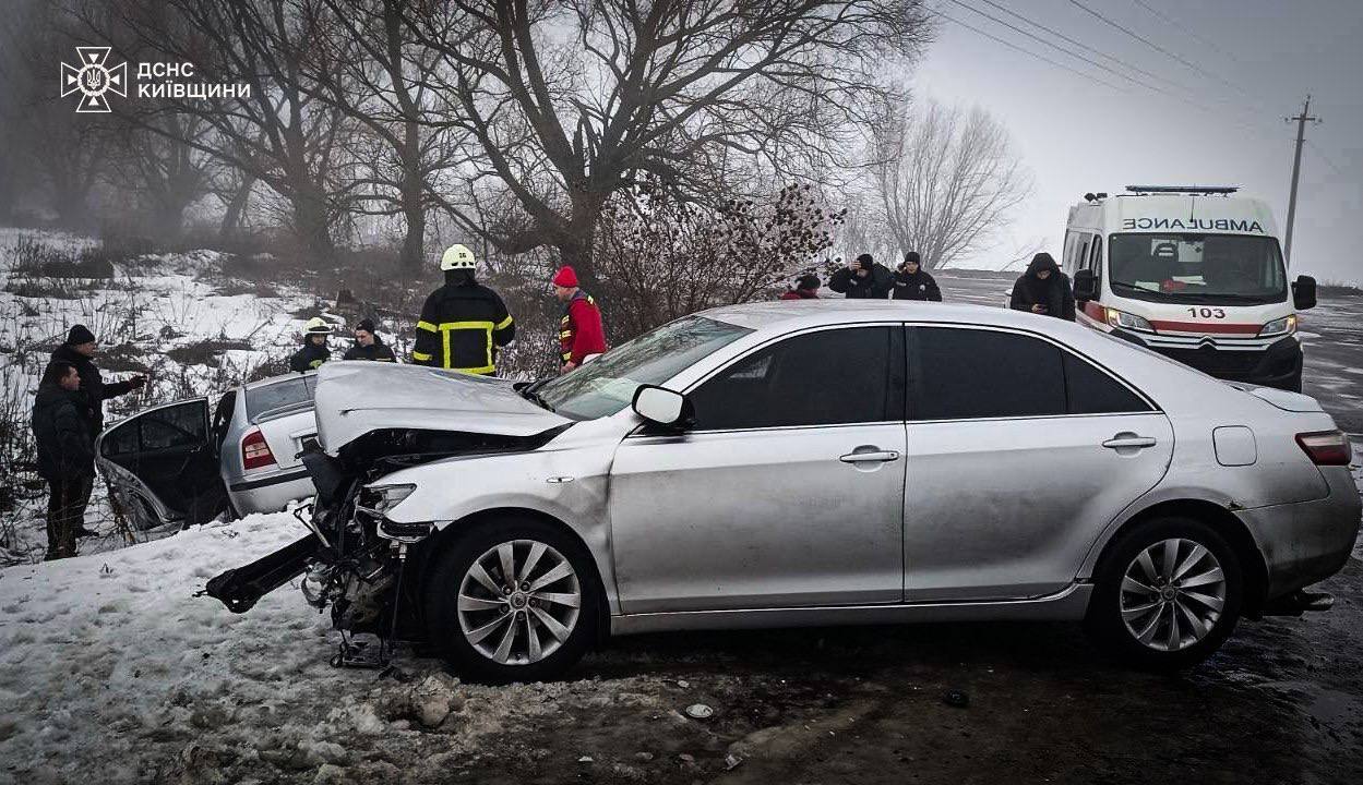 На Киевщине столкнулись две легковушки: пострадавших из искореженных авто доставали спасатели. Фото
