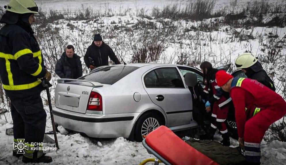 На Киевщине столкнулись две легковушки: пострадавших из искореженных авто доставали спасатели. Фото
