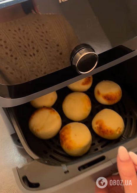 Ніжні всередині і золотисті зверху: як приготувати ідеальні домашні сирники