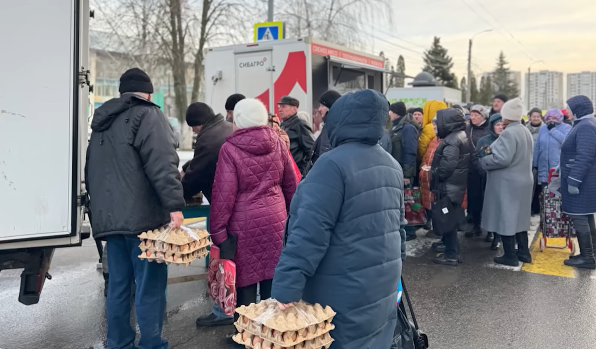 Росіян вчать, як жити з підвищенням тарифів на комуналку: купувати прострочені продукти, переходити на вуличну їжу і ходити в треш-маркети